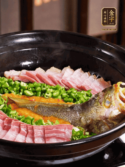 铺上黄鱼、亿万28
咸肉，放上金椒酱、青椒粒，盖盖子焗5分钟